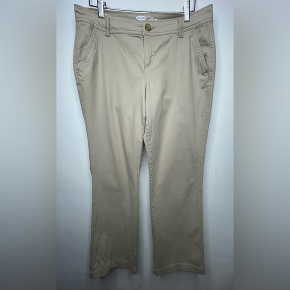 Old Navy The Flirt Khaki Pants w/ Front & Back Pockets size 8 Short . - Picture 1 of 7